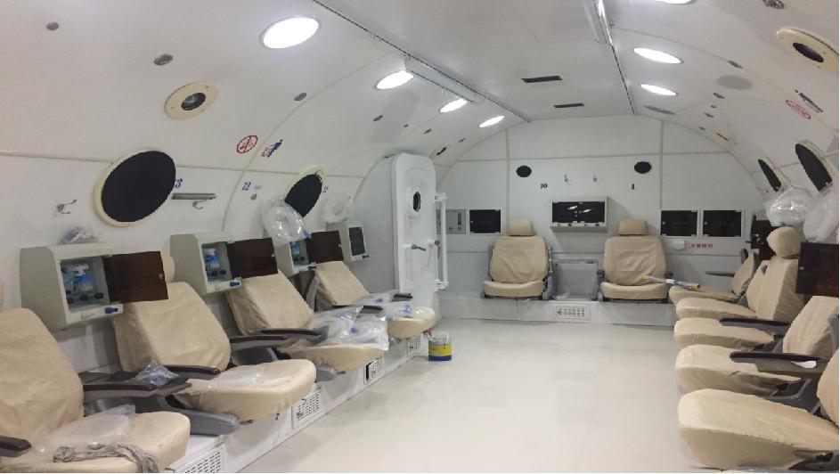 看看高壓氧艙內(nèi)的病號(hào)，各有各的不容易